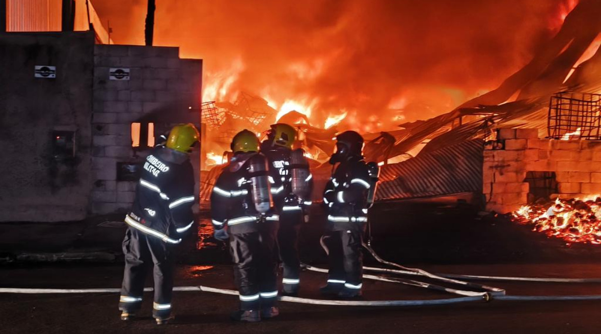 Corpo de Bombeiros combate incêndio em depósito de resíduos de indústria 1