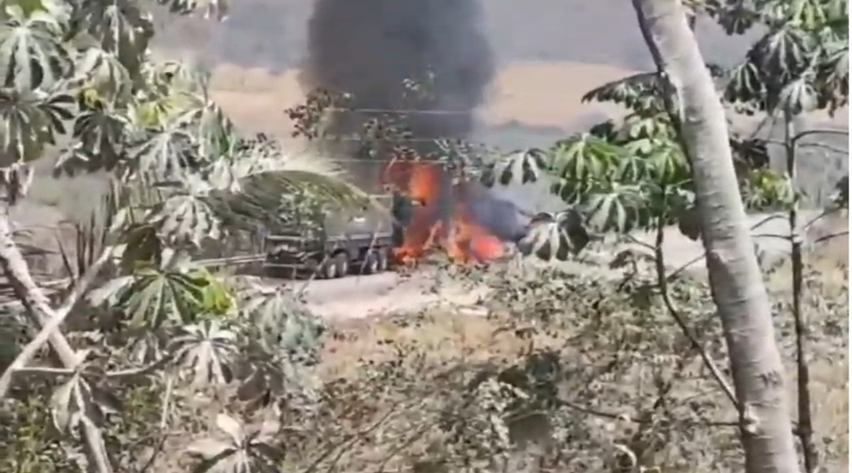 Carretas colidem de frente na BR-364 na Serra de São Vicente e pegam fogo; veja vídeo 1