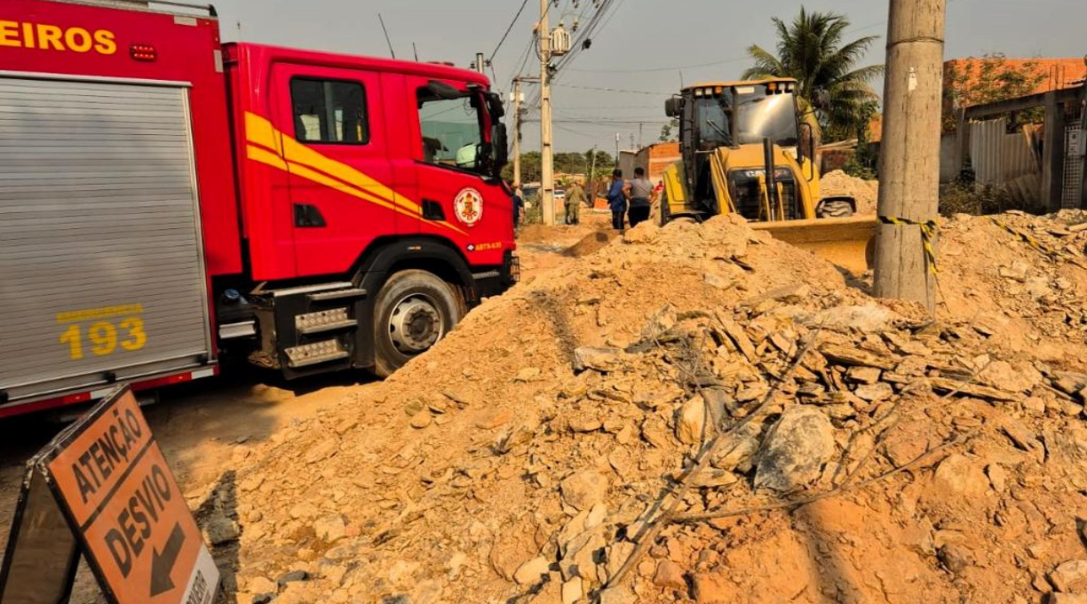 Corpo de Bombeiros resgata trabalhadores soterrados em Cuiabá; um não resistiu e morreu 1