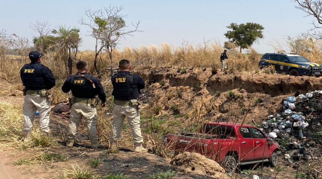 Três bandidos tentam fugir de um cerco da PRF na BR-070 com caminhonete roubada, capotam e são presos 1