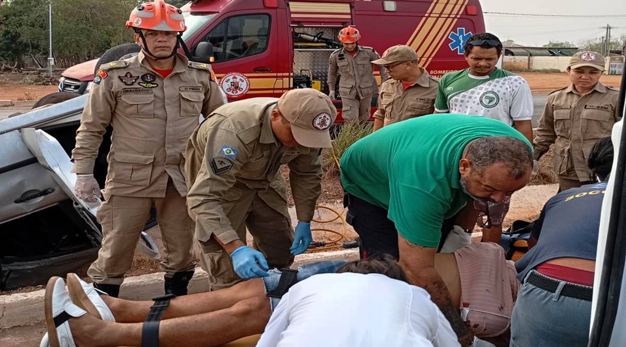 Bombeiros socorrem vítima de capotamento na MT-040 1