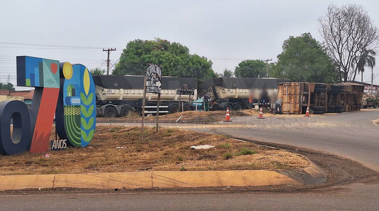 Uma carreta carregada de milho tombou nas imediações do bairro Jardim das Flores, em Rondonópolis; o condutor não se feriu 1