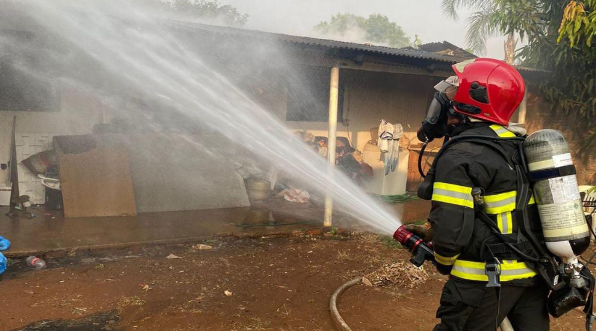 Bombeiros combatem incêndios que destruiu casa e área de vegetação de fazenda 1