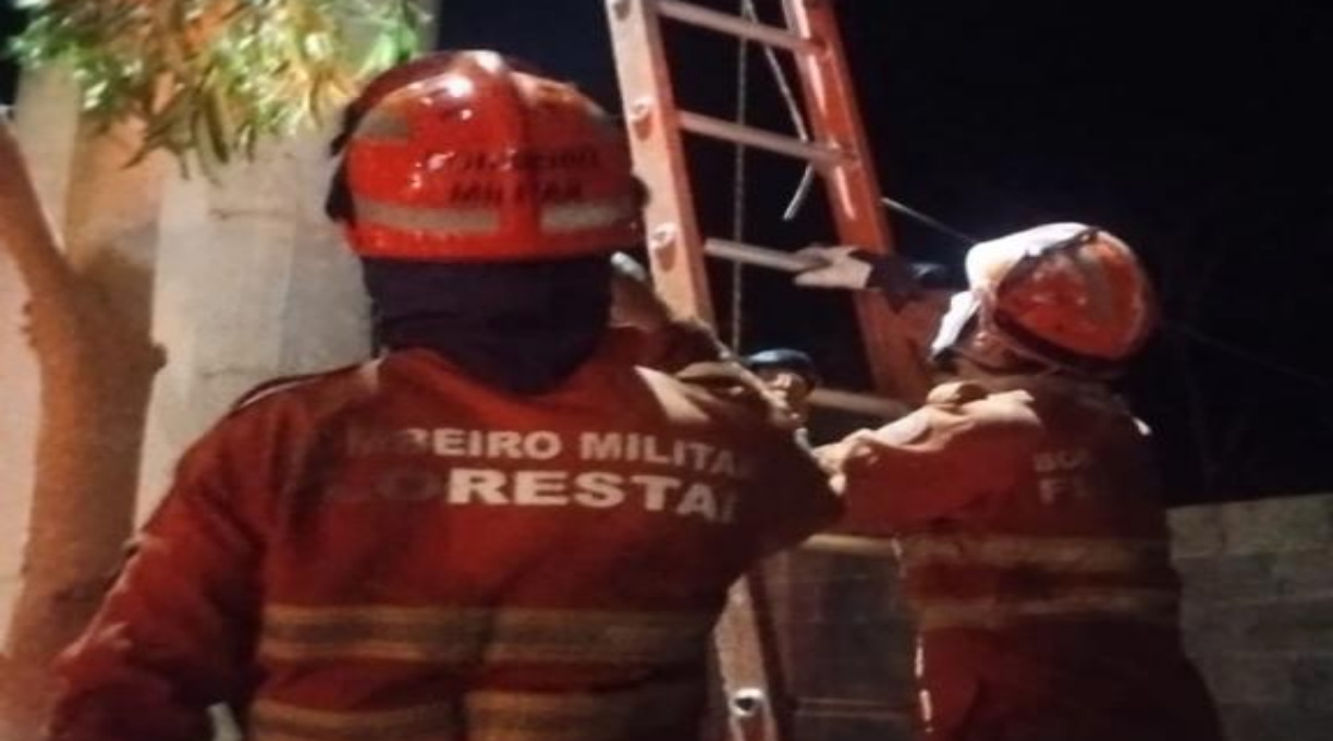 Bombeiros resgatam homem que ficou preso em caixa d’água a 15 metros de altura 1