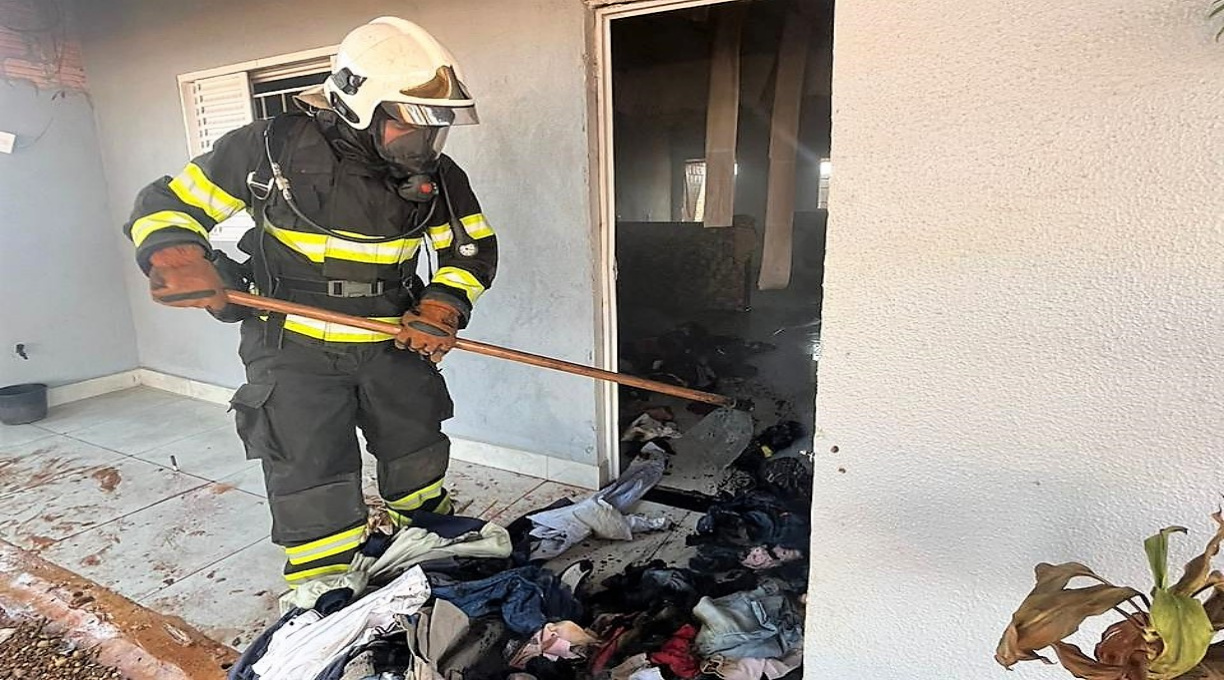 Casal se desentende e mulher ateia fogo dentro da residência, sendo necessário acionar o Corpo de Bombeiros 1