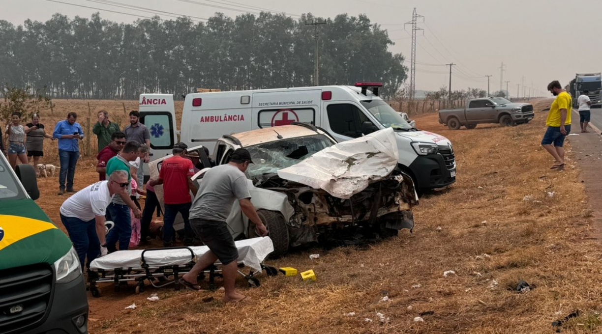 Colisão frontal entre carreta e caminhonete S10 deixa quatro pessoas feridas e duas mortas na BR-364 em MT 1