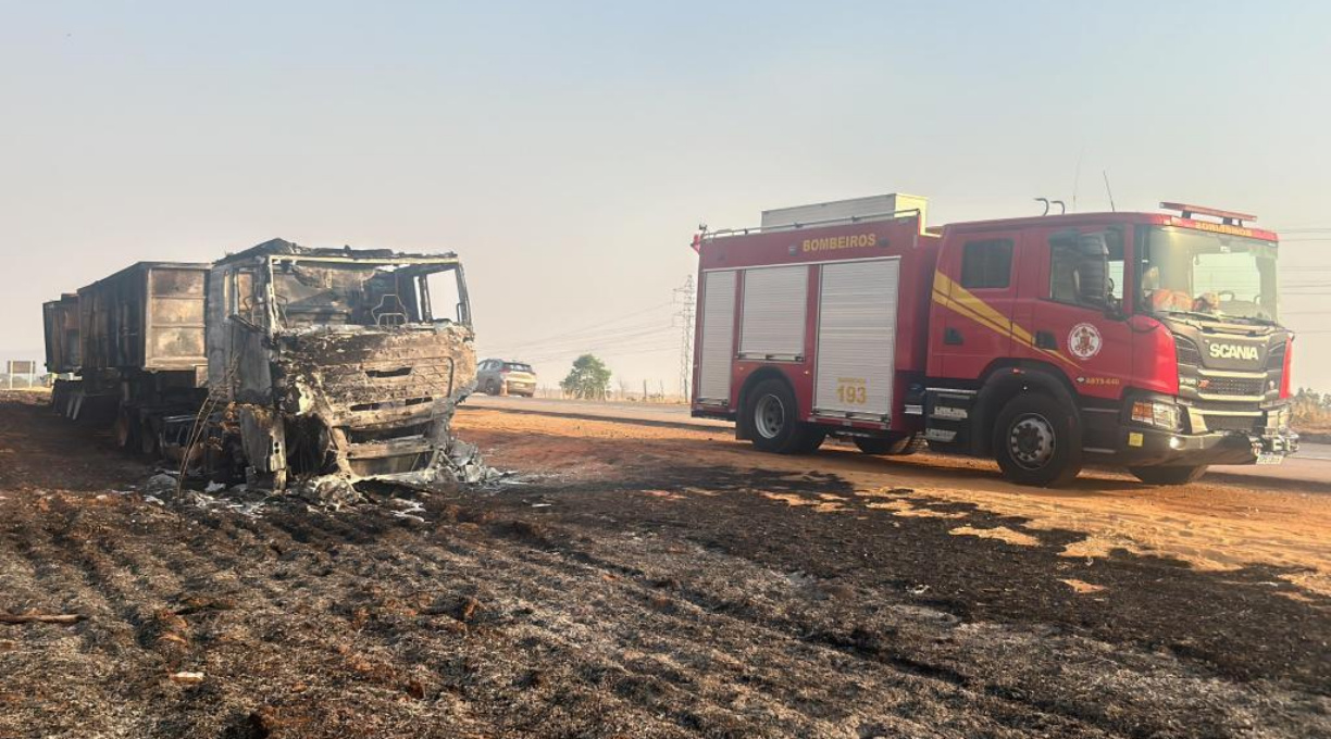 Corpo de Bombeiros combate incêndio em duas carretas carregadas com algodão e areia 1