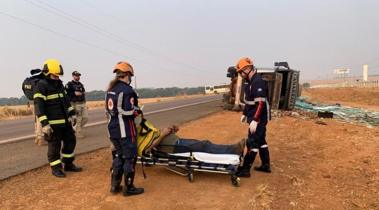 Carreta tomba na BR-070, em Primavera do Leste; motorista fica ferido e é socorrido pelo Corpo de Bombeiros 1