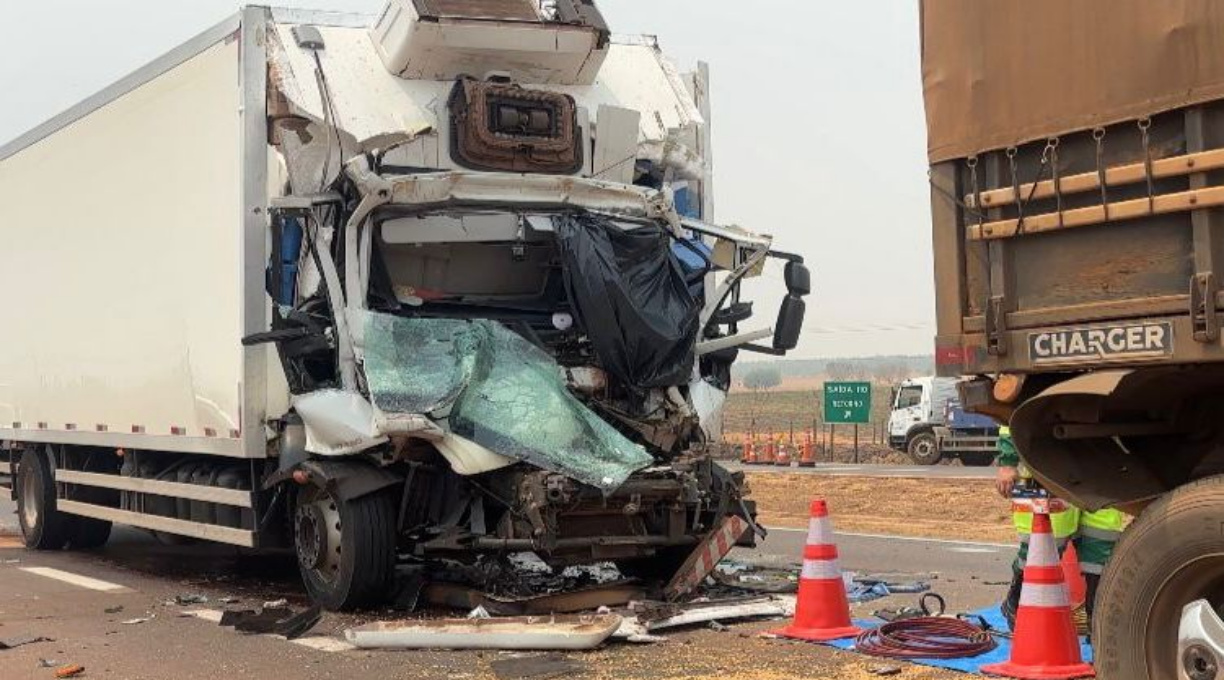 Motorista de caminhão baú carregado de remédios morre na BR-163 em Rondonópolis após colidir na traseira de uma carreta 3