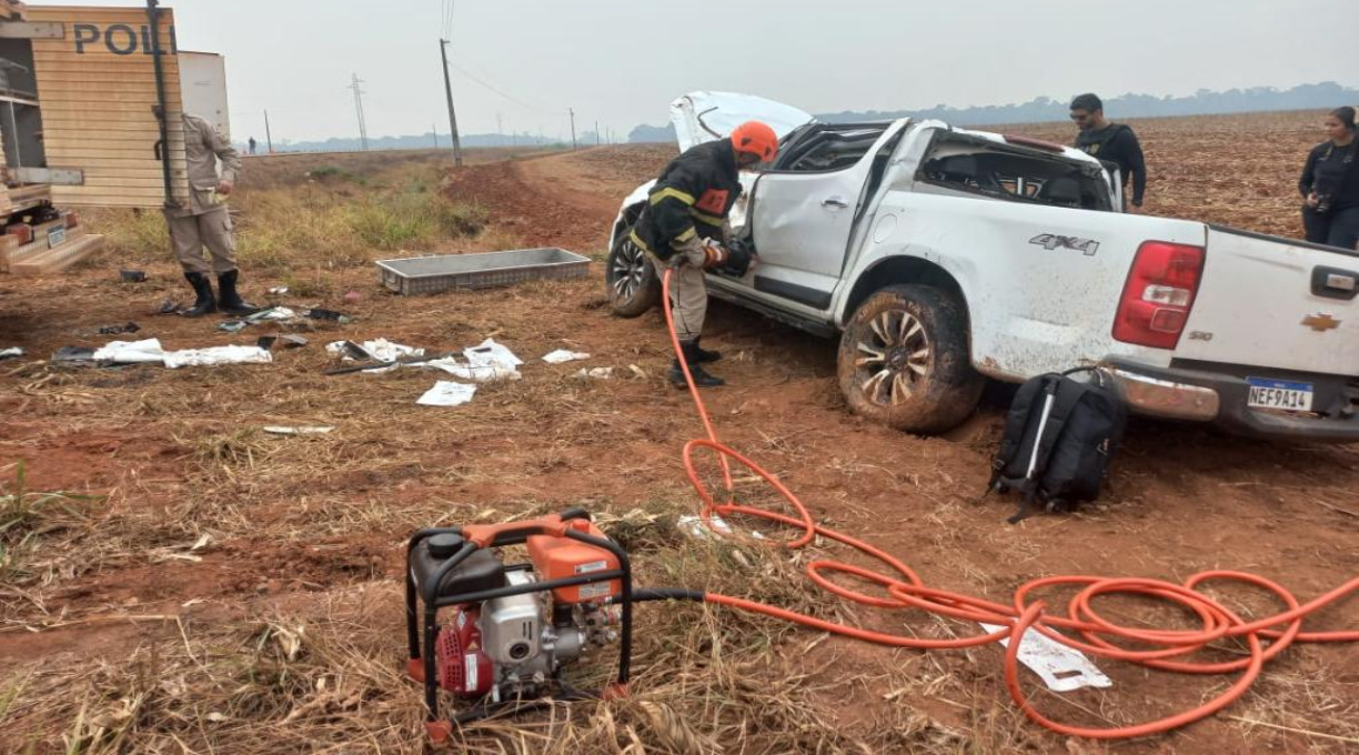 Uma pessoa morre e outra é resgatada pelo Corpo de Bombeiros após veículo capotar na MT-170 1