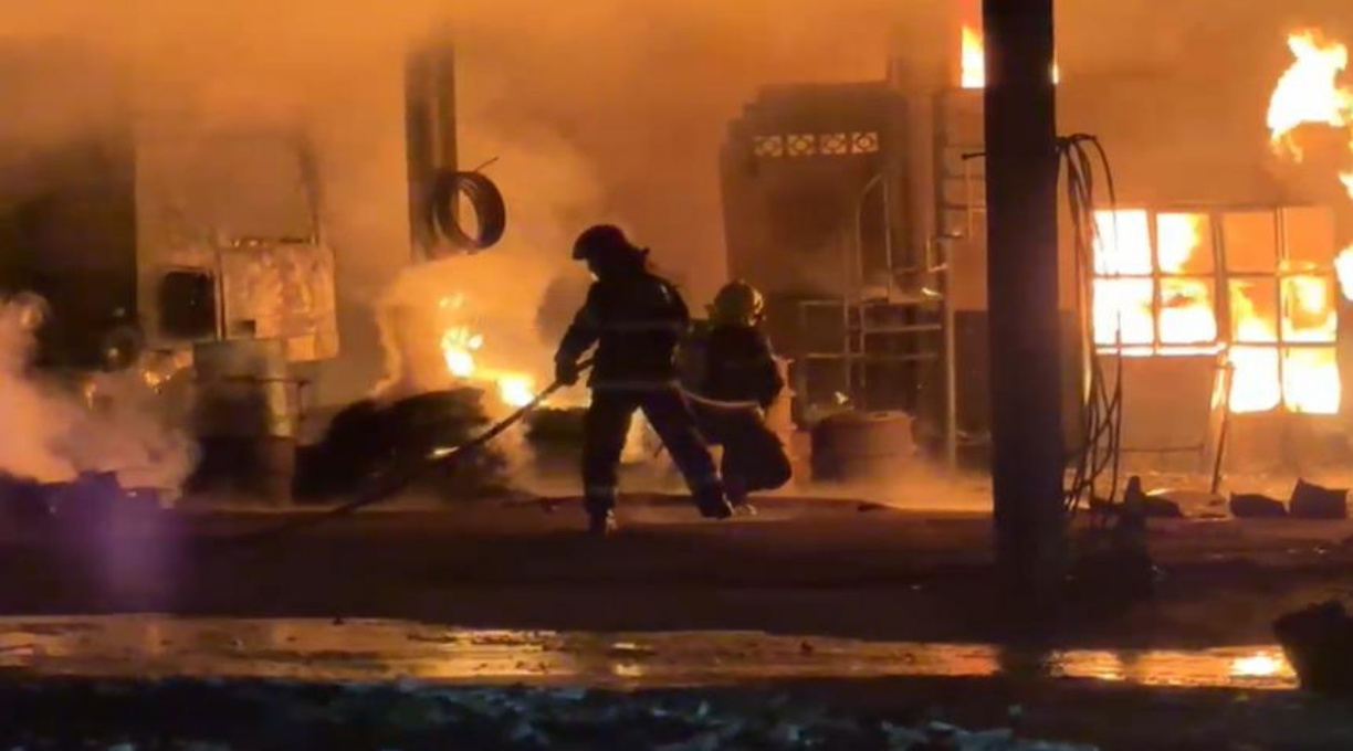 Corpo de Bombeiros Militar combate incêndio de grandes proporções em mecânica e borracharia 1