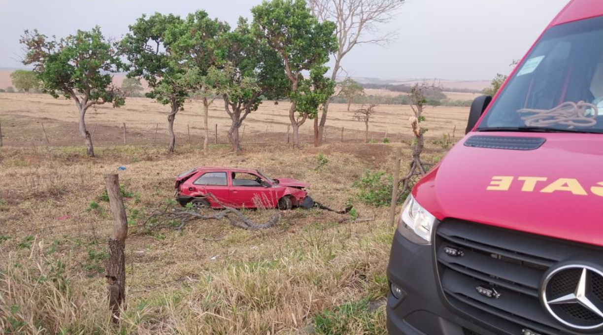 Carro capota na BR-364, motorista fica ferido e é socorrido pelo Corpo de Bombeiros 1