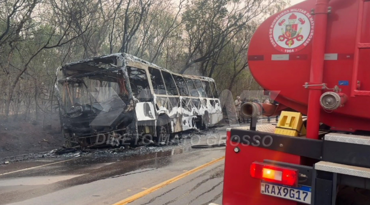 Ônibus de uma empresa particular fica destruído após pegar fogo no Anel Viário, e o motorista se salva ao pular pela janela 1