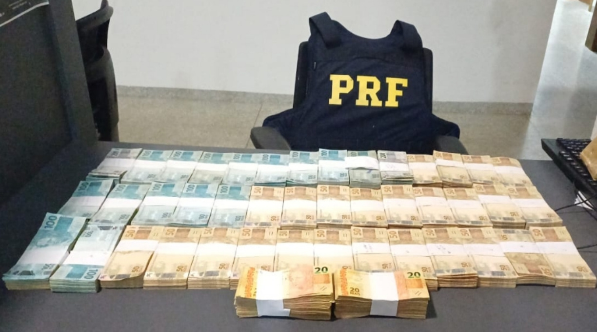 Homem é preso em Sorriso com R$ 300 mil em espécie sem origem declarada em veículo adesivado com propaganda eleitoral 1