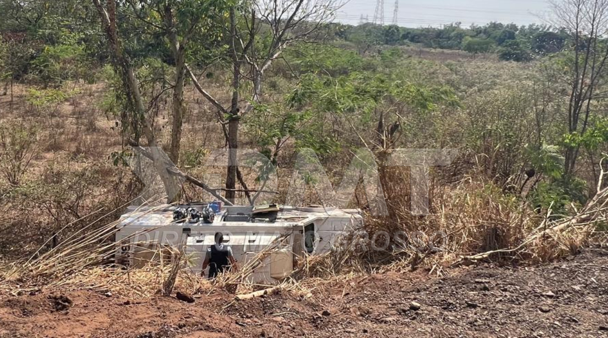 Veiculo blindado de transporte de valores tomba na BR-364 em Rondonópolis; não houve feridos 1