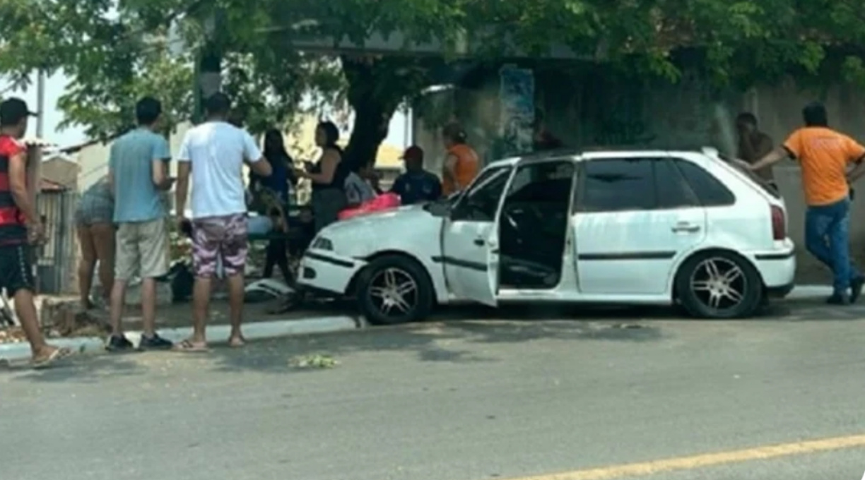 Um jovem de 18 anos, não habilitado, que dirigia um automóvel, atropelou três estudantes em Cuiabá 1