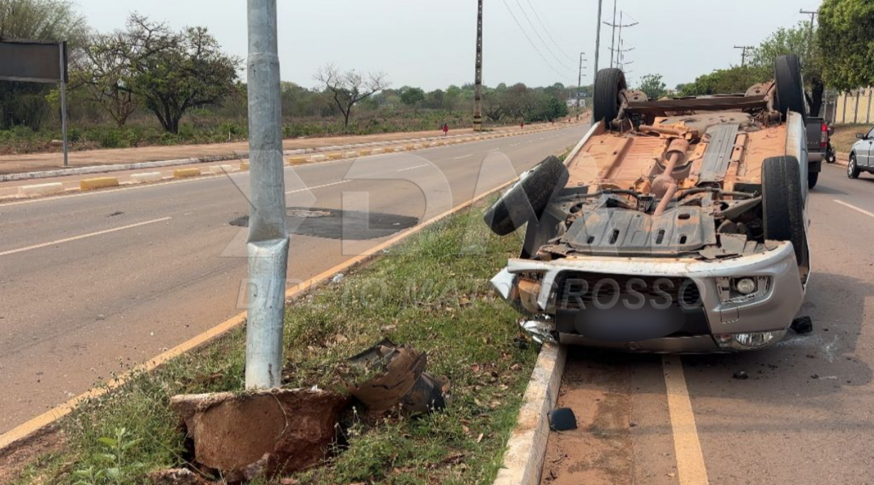 Um jovem de 25 anos e uma garota de 17 anos ficaram feridos levemente após carro capotar na Avenida Poguba, em Rondonópolis 1