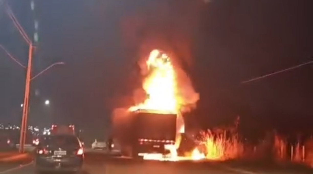 Veículo de carga fica destruído ao pegar fogo na avenida W11 em Rondonópolis 1