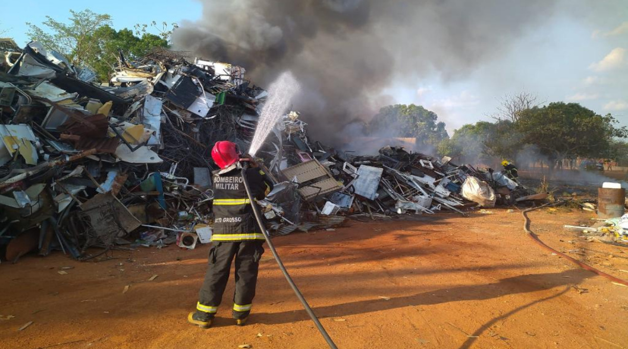 Corpo de Bombeiros combate incêndio em empresa de reciclagem 1