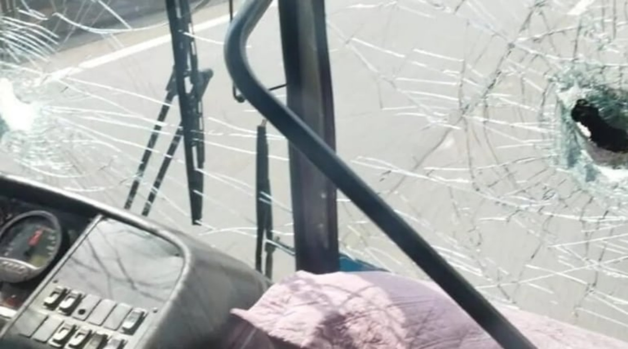 Ônibus com torcedores do Athletico sofre emboscada antes do jogo com o Corinthians 1