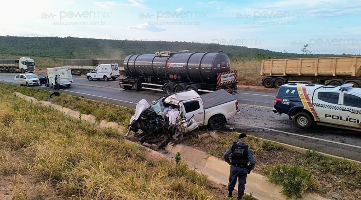 Colisão violenta entre carreta-tanque e uma caminhonete na MT-140 deixa duas vítimas fatais e uma ferida 1