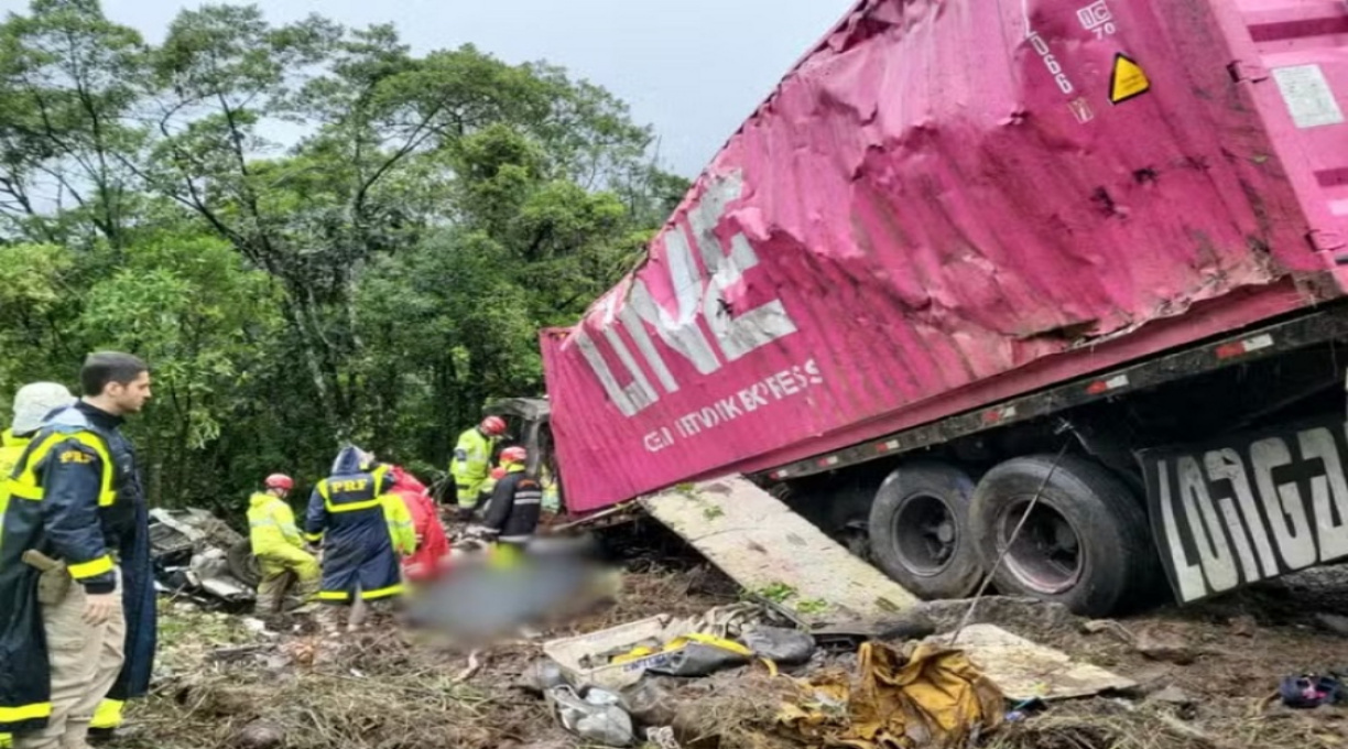 Nove pessoas de equipe de remo morrem após carreta container tombar sobre van no Paraná 1