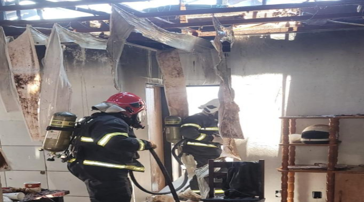 Casa pega fogo em bairro de Rondonópolis e Corpo de Bombeiros age rápido e combate às chamas 1