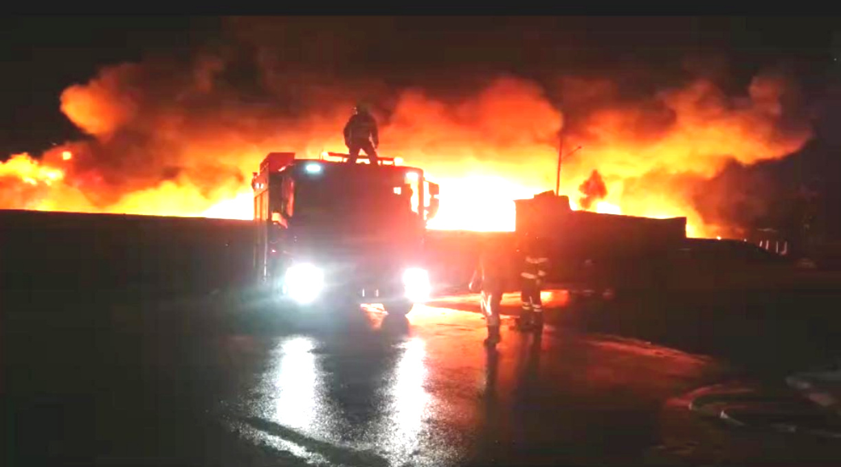 Corpo de Bombeiros Militar combate incêndio de grandes proporções em fábrica no Distrito Industrial 1