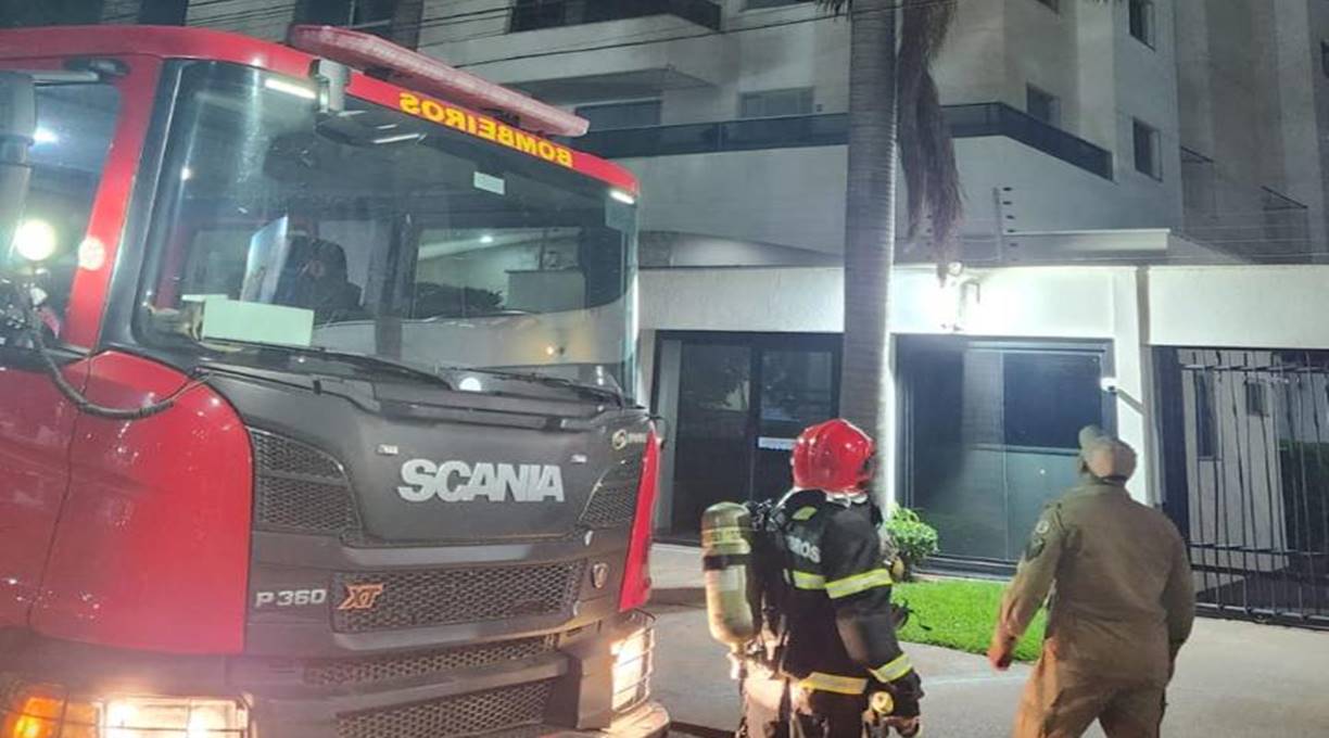 Bombeiros militares realizam verificação de segurança em edifício residencial após princípio de incêndio em ar-condicionado 1