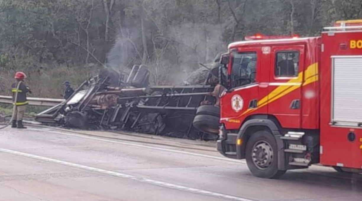 Carreta carregada com feno tomba na Serra de São Vicente pega fogo e motorista morre 1