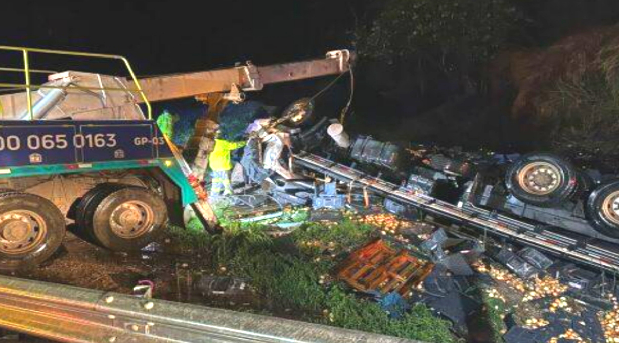 Caminhão carregado com cebolas tomba na Serra de São Vicente, motorista é socorrido e morre horas após no hospital 1