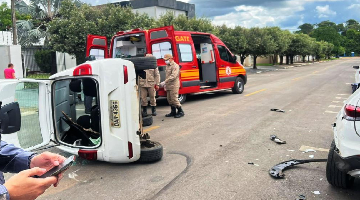 Corpo de Bombeiros socorre vítima de veículo tombado após acidente de trânsito 5