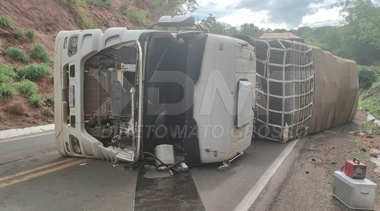 Carreta tomba na BR-364, na Serra da Petrovina, e motorista é socorrido com ferimentos leves 1