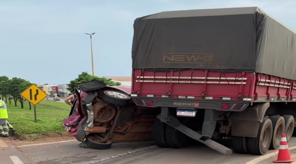 Motorista sai ileso após o Renault Sandero que ele conduzia ser prensado por duas carretas em Sinop 2