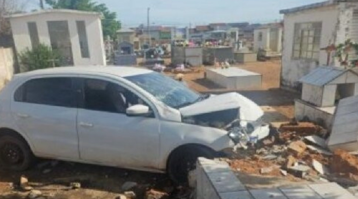 Motorista perde o controle de veículo, derruba parte do muro de um cemitério e destrói túmulo; veja video 1