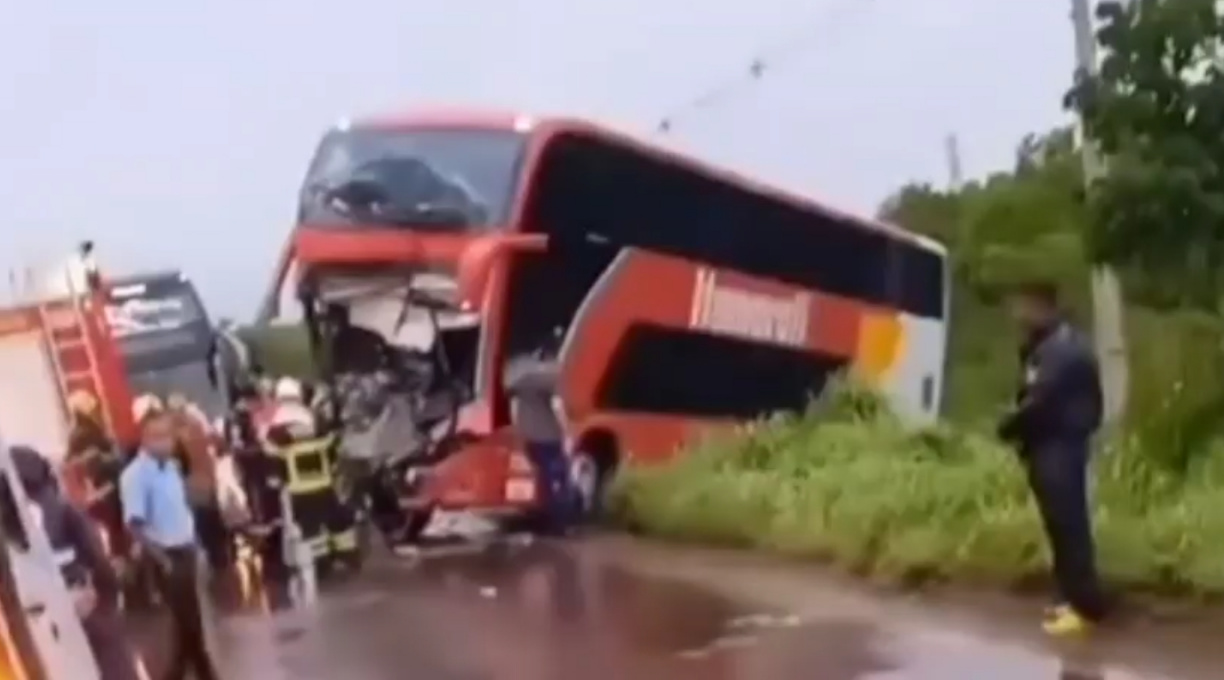 Motorista de ônibus morre e 12 pessoas ficam feridas em colisão traseira em Cuiabá 1