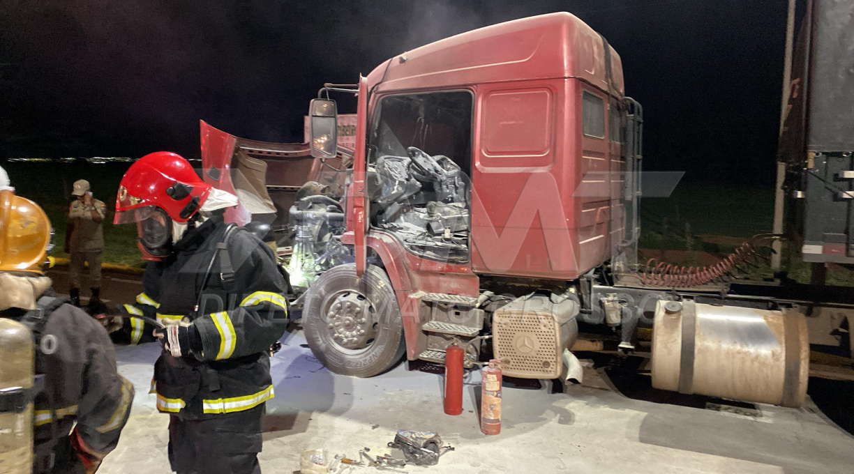 Parte da cabine de um caminhão fica destruída após pegar fogo na MT-130 em Rondonópolis 1