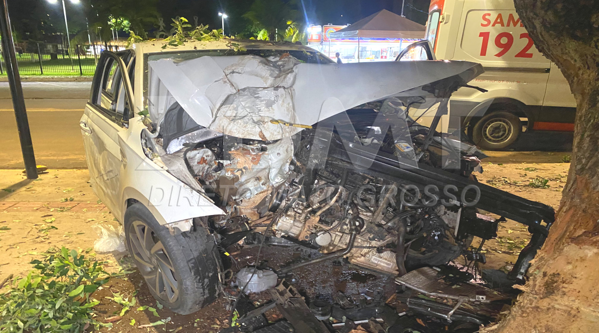 Mulher é socorrida pelo SAMU após perder o controle do carro e colidir com uma árvore em Rondonópolis 3