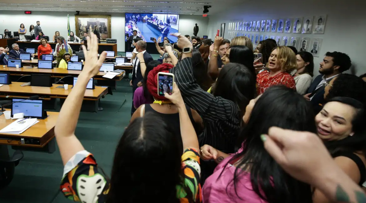 Sob protestos, CCJ da Câmara aprova PEC que proíbe aborto legal 2