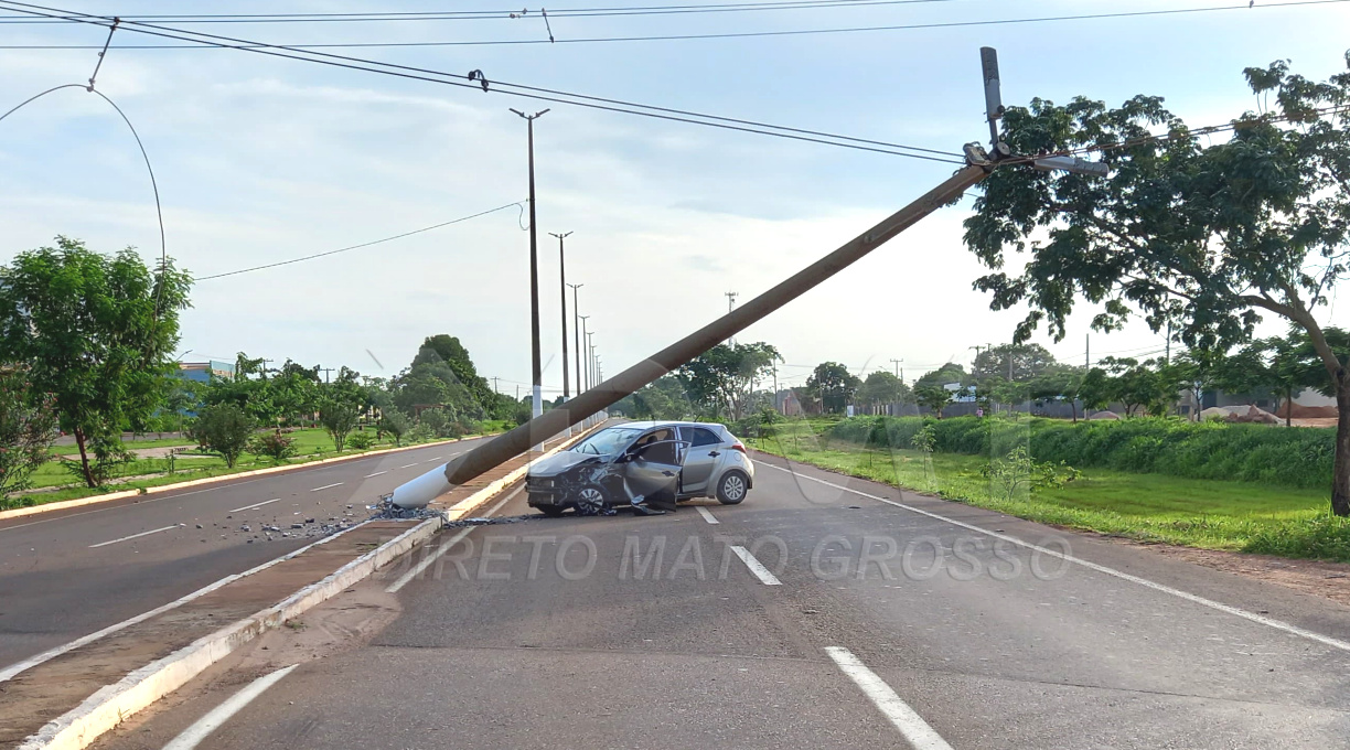 HB20 fica destruído após o motorista perder o controle e bater em um poste na Avenida dos Estudantes 1