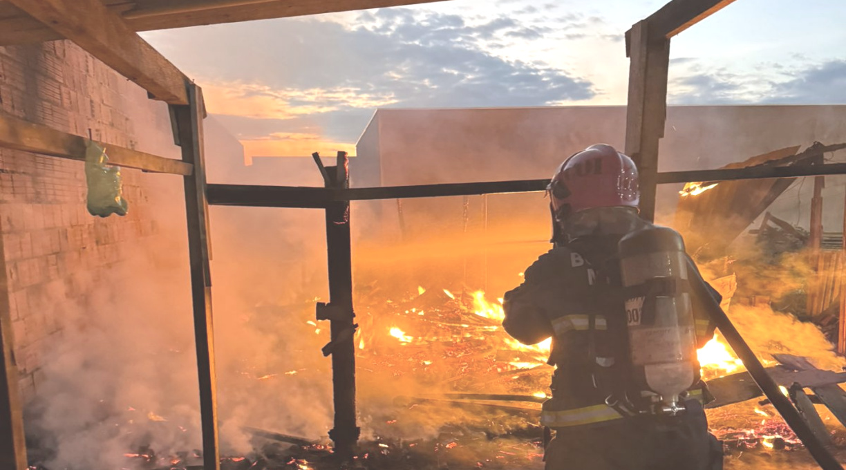 Uma casa pegou fogo no bairro Maria Amélia, em Rondonópolis, e ficou completamente destruída 1