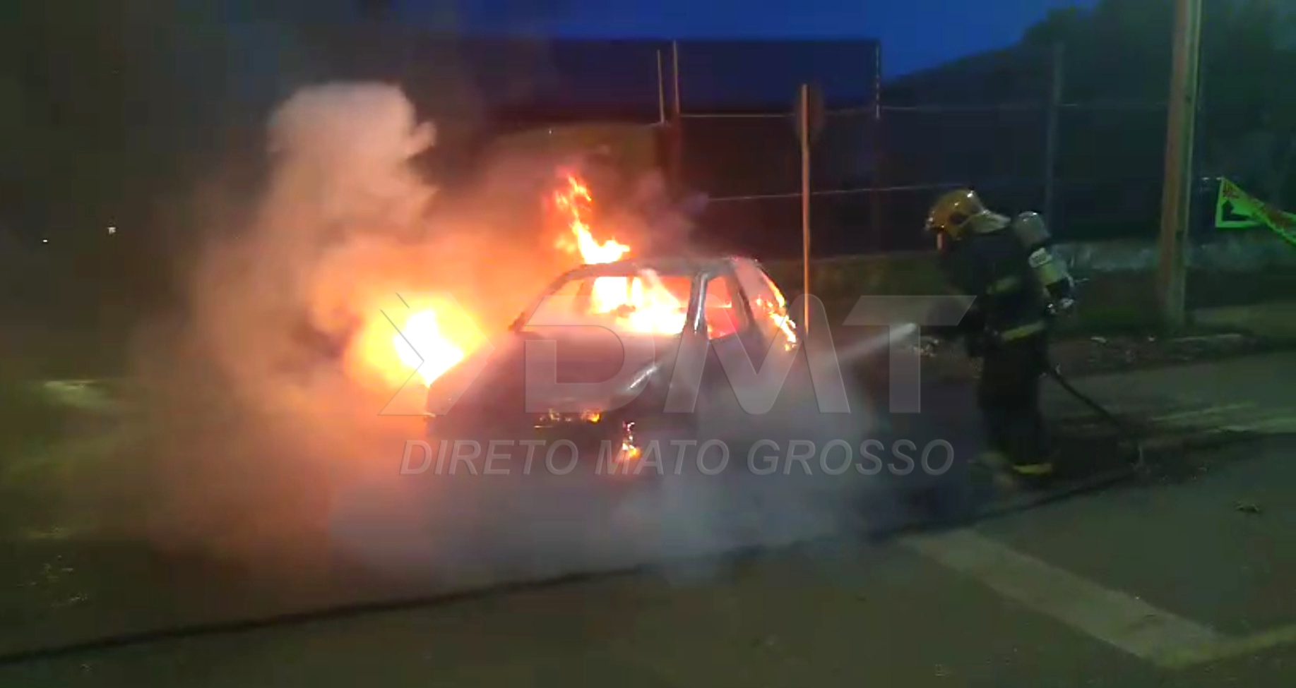 Carro é consumido pelo fogo no bairro Cidade Salmen, em Rondonópolis 1