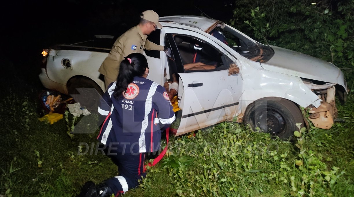 Duas pessoas são socorridas para o Hospital Regional após o carro em que estavam sair da pista no Anel Viário 1