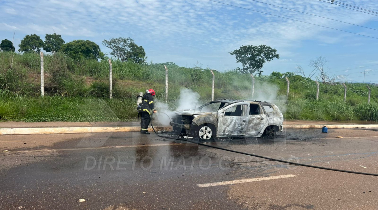 Carro fica completamente destruído após pegar fogo na Avenida Otaviano Muniz, em Rondonópolis 1