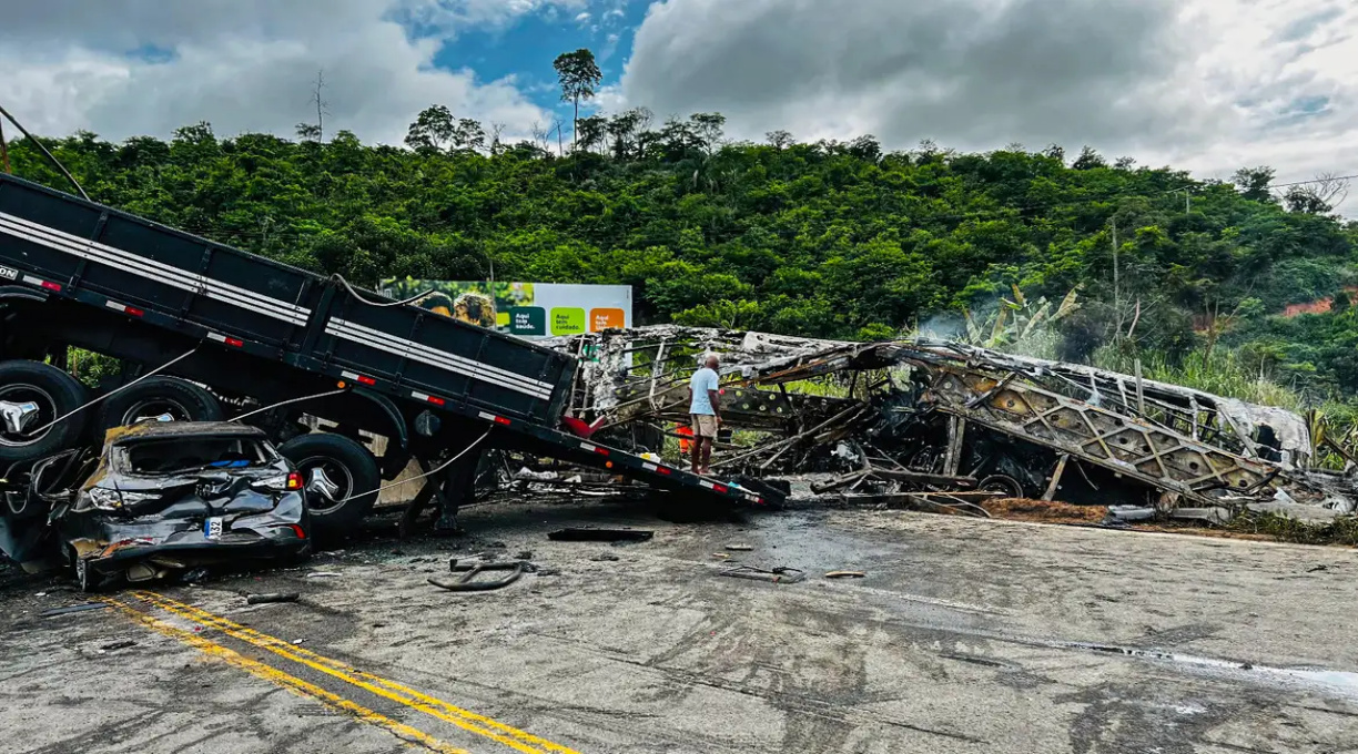 Acidente em rodovia deixa 22 mortos em Minas Gerais 1