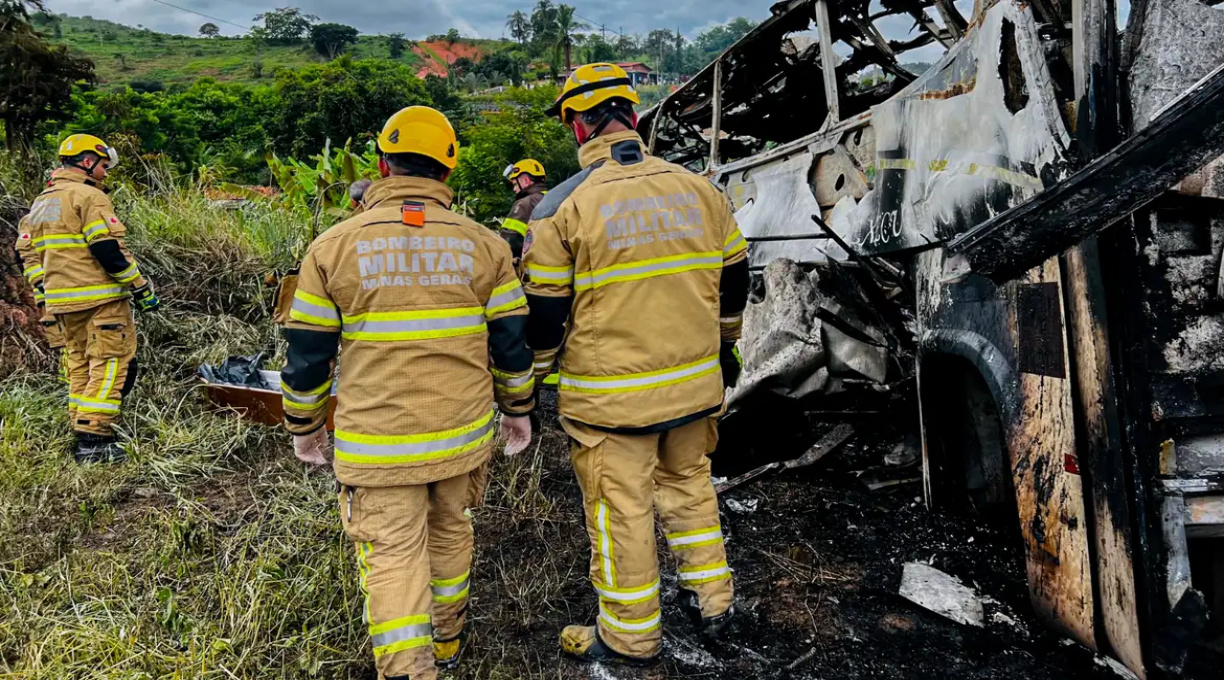 Mortes confirmadas no acidente em rodovia de Minas chegam a 38 1