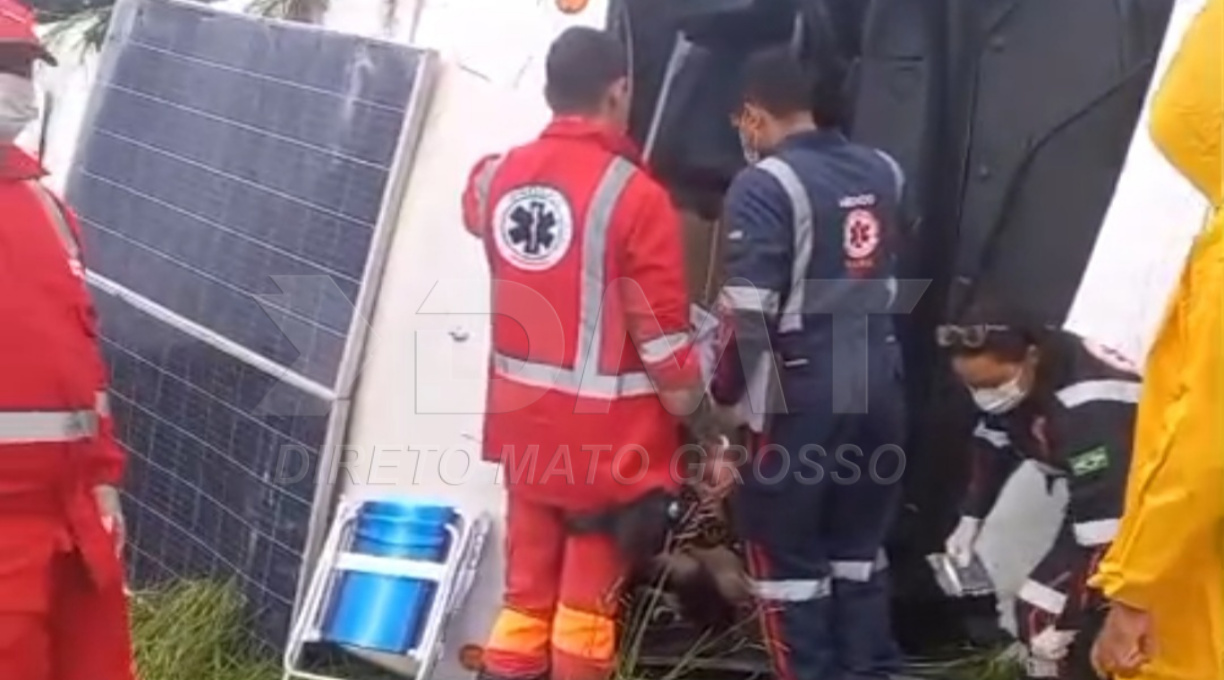 Idosa de 71 anos morre durante o tombamento de um microônibus na MT-130, na região de Rondonópolis 1