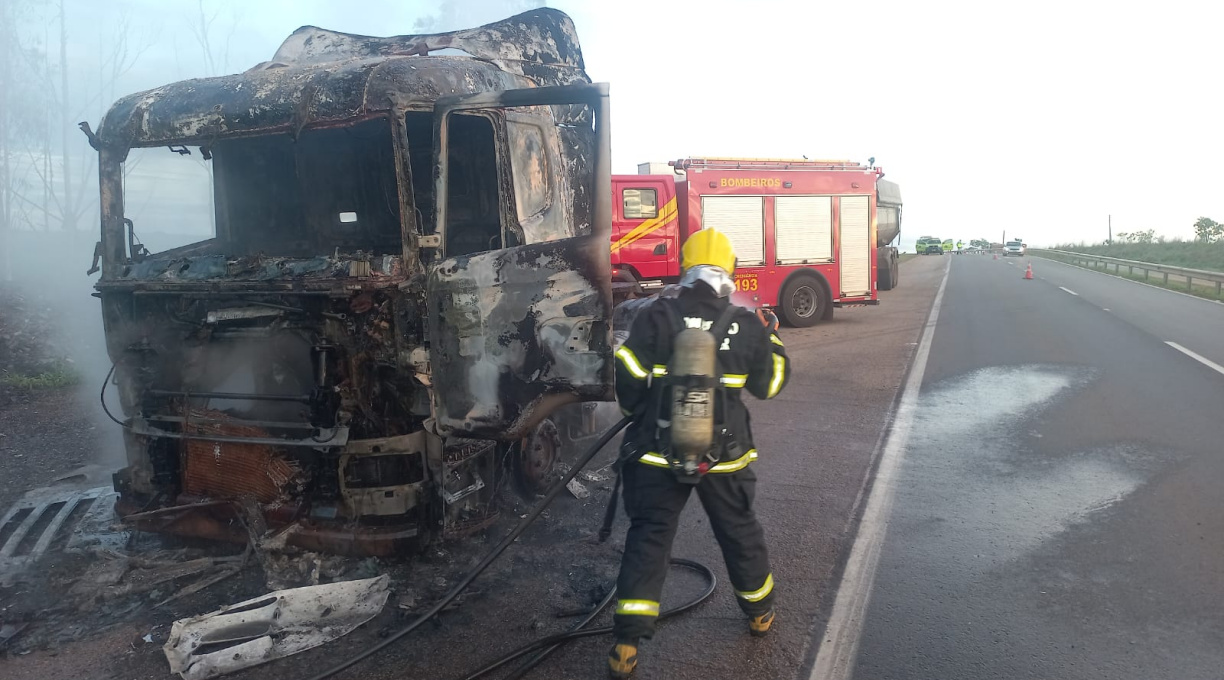 Cavalo mecânico fica destruído pelo fogo na BR-163 em Rondonópolis 1