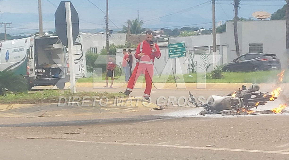 Colisão resulta em moto incendiada e em um casal ferido na MT-130, em Rondonópolis 1