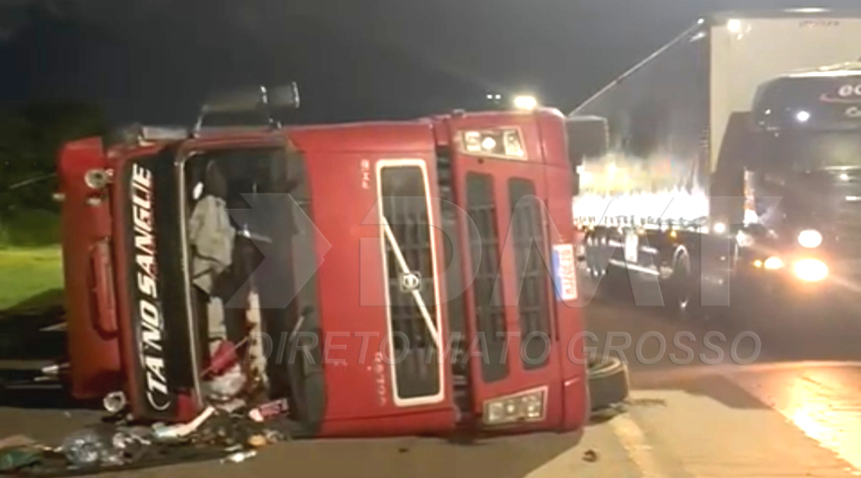 Motorista sai ileso após carreta com carga de recicláveis tombar em Rondonópolis 1